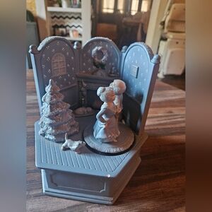 Scioto 752 Christmas Scene Music Box" Santa & Mrs. Claus MOMMY KISSING SANTA